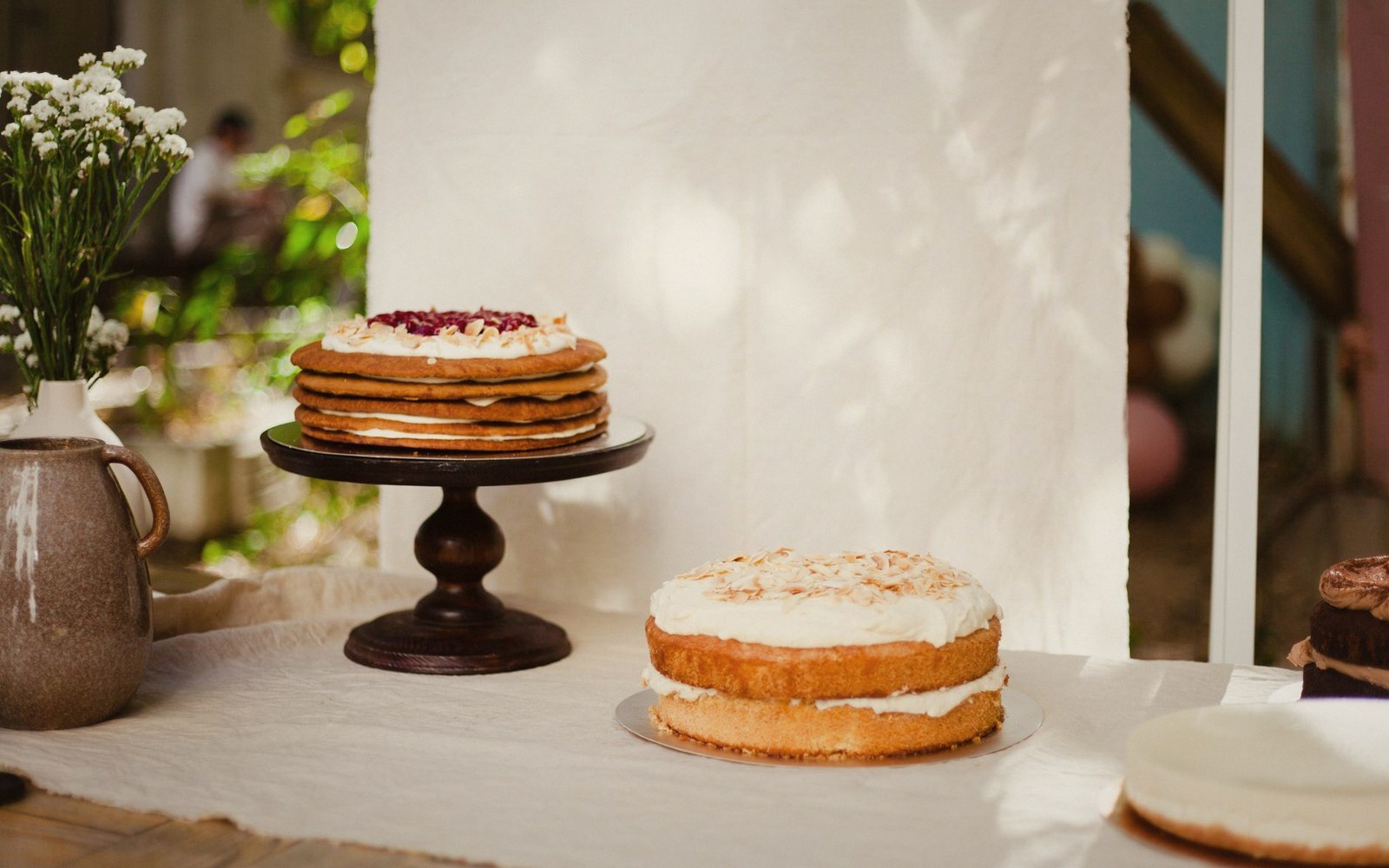 A baker dowelling a cake tier level
